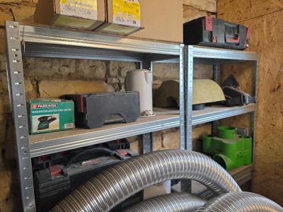 une étagère métallique sur laquelle sont posés tout un tas d'objets divers