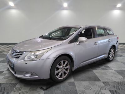 une photo d'une Toyota Venza argentée garée dans un garage