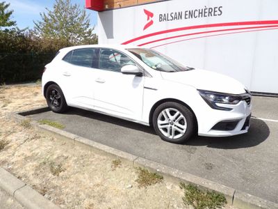 une voiture blanche garée devant un bâtiment