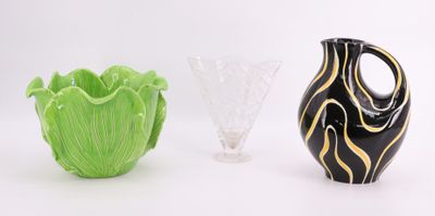 deux vases posés l'un à côté de l'autre sur une surface blanche