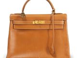 un sac à main en cuir marron sur fond blanc