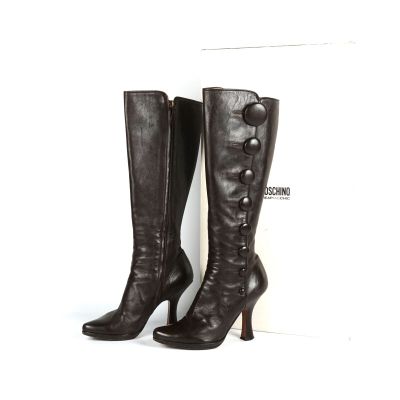 MOSCHINO : Paire de bottes en cuir lisse brun, bout rond, or…