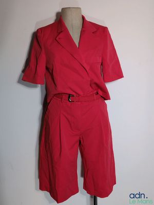 costume rouge à manches courtes sur un mannequin, mannequin, mannequin, mannequin, mannequin, mannequin, mannequin, mannequin, mannequin, mannequin