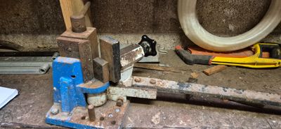 une petite machine posée sur une table