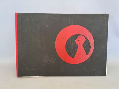 un livre noir et rouge sur lequel figure un cercle rouge