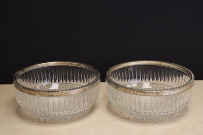 une paire de bols en verre plaqués argent posés sur une table en bois