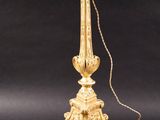 une lampe de table ancienne en laiton, à laquelle est attachée une chaîne
