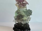un vase en verre sur lequel est posé un bouquet de fleurs