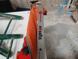 une boîte posée sur une table