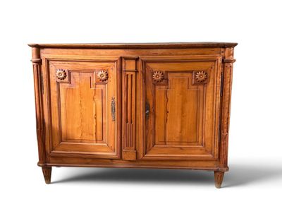 un meuble en bois avec deux portes et deux tiroirs