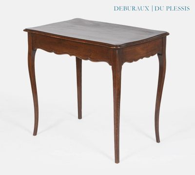 une vieille table en bois avec un plateau en marbre sur fond blanc