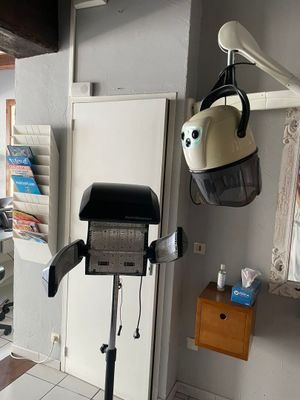 une photo d'une pièce avec une chaise et un sèche-cheveux