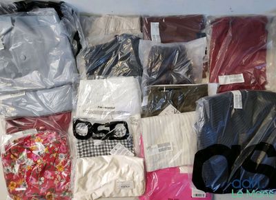 beaucoup de vêtements entassés dans des sacs en plastique