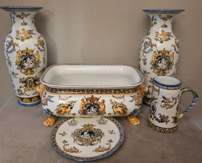 trois vases, un bol et une assiette posés sur une table