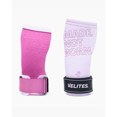 des jeunes filles qui n'étaient pas faites pour ça, avec leurs gants roses et blancs