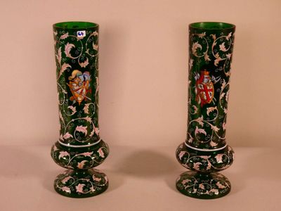 deux vases verts décorés de motifs, posés sur une table