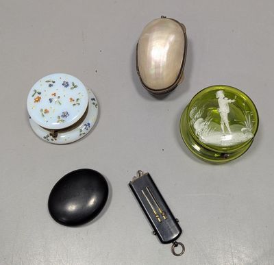 quatre objets différents posés sur une table