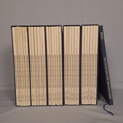 six livres sont empilés sur une surface blanche