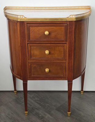 une photo d'une commode en bois à trois tiroirs, surmontée d'un miroir