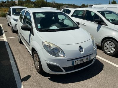 de nombreuses voitures garées sur un parking