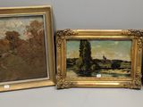 trois tableaux posés sur une étagère dans une pièce, près d'un mur