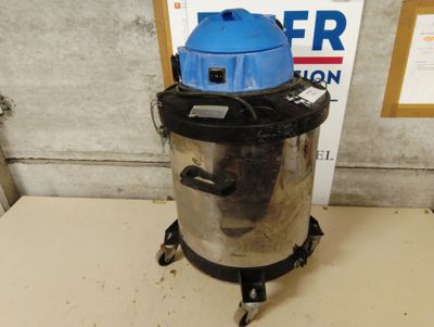 un aspirateur posé sur une table