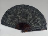 un ventilateur posé sur une table blanche