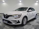la voiture blanche est garée sur le sol à carreaux d'une pièce