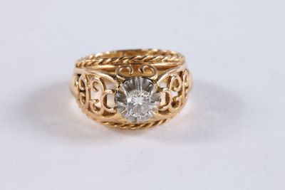 Bague en or jaune ajouré sertie d'un diamant taille brillant… - Photo 1