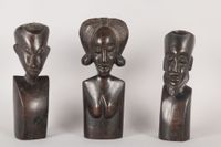 3 bustes africains en ébène, h. 25, 26 et 28 cm env.
