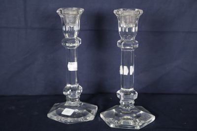une paire de bougeoirs en verre transparent sur fond noir