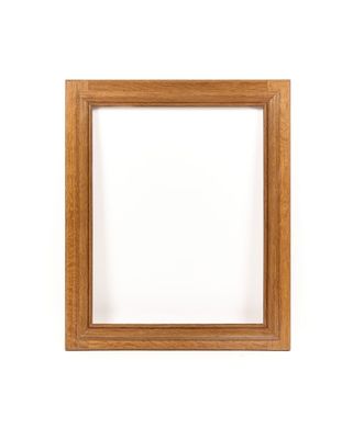 un cadre photo en bois sur fond blanc