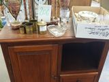 une table en bois sur laquelle sont posés plusieurs vases