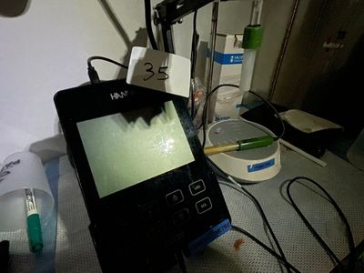un téléphone portable posé sur une table