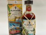 une bouteille de rhum Plantation Jamaica posée à côté d'une boîte
