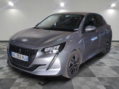 la photo d'une voiture argentée garée dans un garage