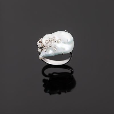 Bague en or gris 750°°° (tête d'aigle) ornée d’une perle bar…