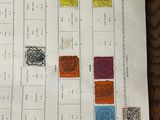 une photo d'une table sur laquelle sont posés de nombreux timbres