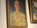 de nombreux tableaux accrochés au mur de cette pièce