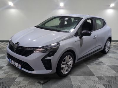 la voiture blanche est garée sur le sol à carreaux d'un garage
