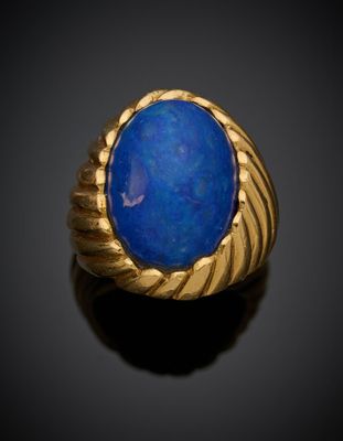 une bague en or sertie d'un lapis-lazuli au centre