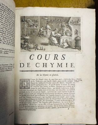 un livre ouvert sur lequel figure une photo de personnes dans une cuisine