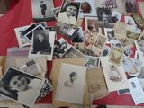 beaucoup de vieilles photos sur la table