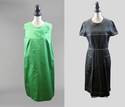 PAULE KA Réunion de deux robes dont : - Robe en coton noir, …