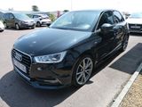 une photo d'une Audi noire garée sur un parking