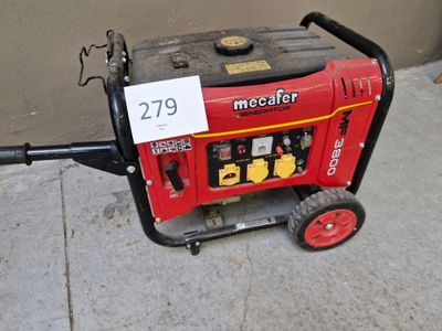 un générateur rouge et noir posé sur le trottoir