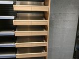 de nombreuses étagères vides dans le magasin, à vendre