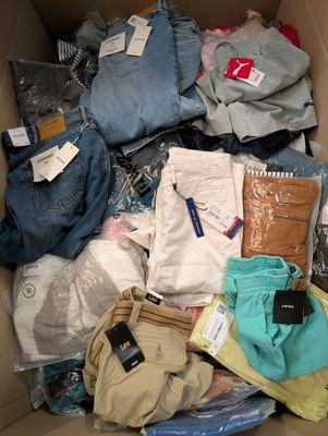 Box de 150 vêtements neufs divers marques - Expédition possible sur pa - Photo 1