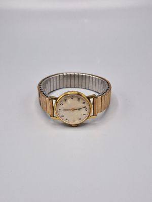 une image d'une montre-bracelet sur une surface blanche