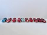 un groupe de petites voitures alignées en rang sur une table